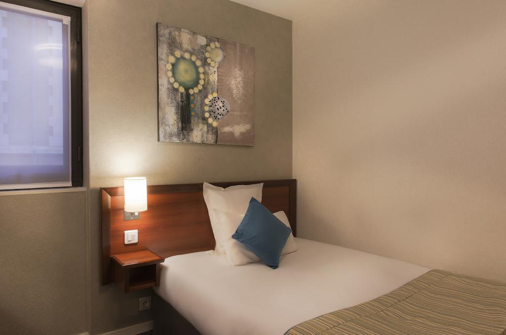 Hotel Izzy Issy-les-Moulineaux Buitenkant foto